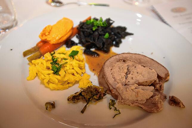 Der Hauptgang mit gefüllter Kalbsbrust, Spätzle in Schwarz und Gold, Möhren am Stück und in pürierter Form.