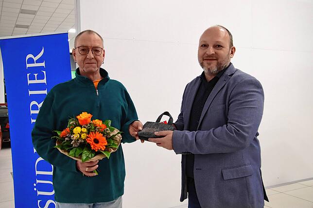 Dennis Freidenberger (rechts) überreicht einen Einkaufsgutschein für die Möbelarena Waldshut an Bernhard Bösel-Jungmann aus Lauchringen.