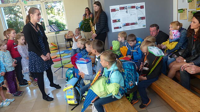 Rektorin Doris Baumann begrüßt die acht Erstklässler und deren Eltern an der Grundschule Wutach.