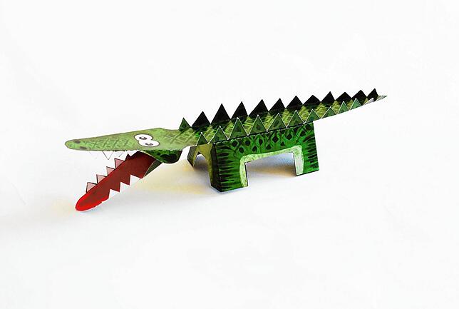 Bild 1: Ein Krokodil gegen die Langeweile: Wir zeigen, wie Sie dieses grüne Papiertier mit Ihren Kindern nachbasteln