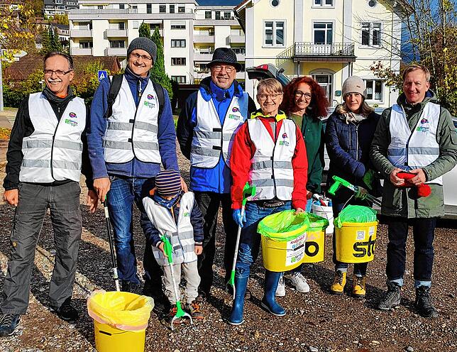 Mitglieder der Klettgau-Cleaners zusammen mit Waldshuts Oberbürgermeister Philipp Frank machen sich auf die Suche nach Müll.