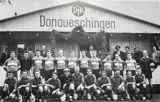 Die erste Mannschaft 1956 bei der Sportheimeinweihung. Knieend (von links): Walter Friedel, Günter Grützmacher, Rudi Scholz, Günter ...
