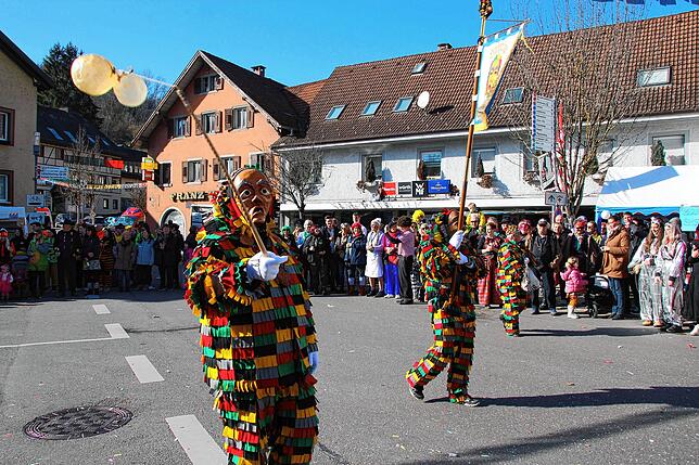 Bild 16: Bilder vom närrischen Treiben beim Treffen der Narren am Fasnachtsmontag in Stühlingen (Teil 2)