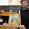 Museumsleiter Julian Windmöller freut sich sichtlich über die Schenkung aus England in Form des neuen Rockholtz Gemäldes: Assuan 1914 ...
