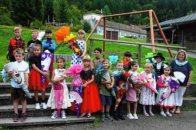 16 Kinder sind in die Todtmooser Dr.-Rudolf-Eberle-Schule eingeschult worden. Klassenlehrerin ist Michaela Maier.