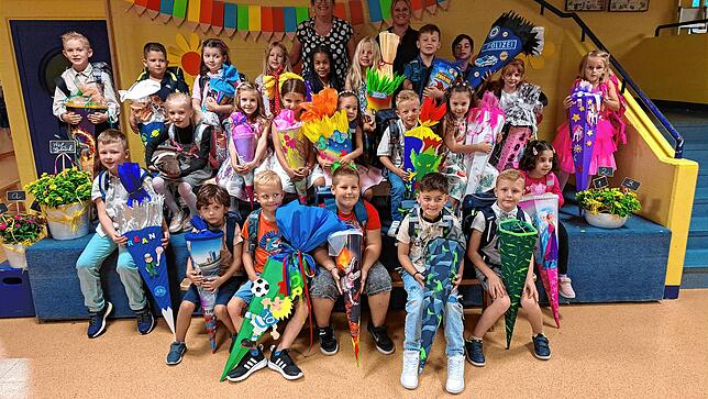 23 Kinder sind in die Klasse 1b der Weihermattenschule Bad Säckingen eingeschult worden. Die Klassenlehrerinnen sind Kirsten Krefft und ...