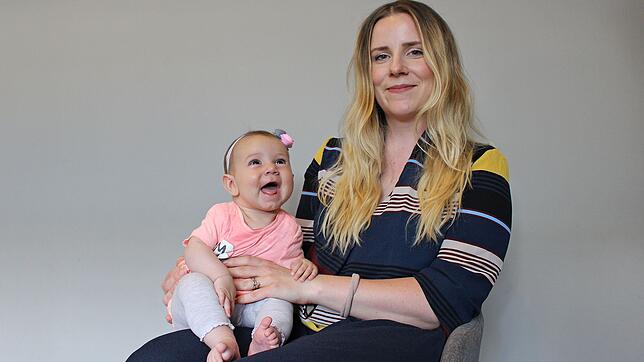 Sie musste sich Vorwürfe anhören, weil sie nicht stillte: Lidia Rusu aus Rielasingen-Worblingen mit ihrer Tochter Mila Rose.