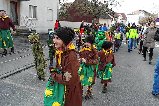 Narrenbaumstellen der Katzenzunft Kippenhausen. Traditionsgemäß ziehen die Kinder den Baum. Bild: Claudia Wörner