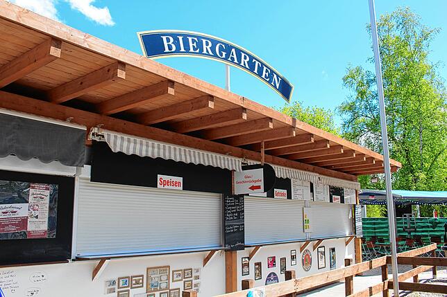Noch sind die Rollläden beim Biergarten am Parkrestaurant unten. Das soll sich am Montag, 31. Mai, ändern.