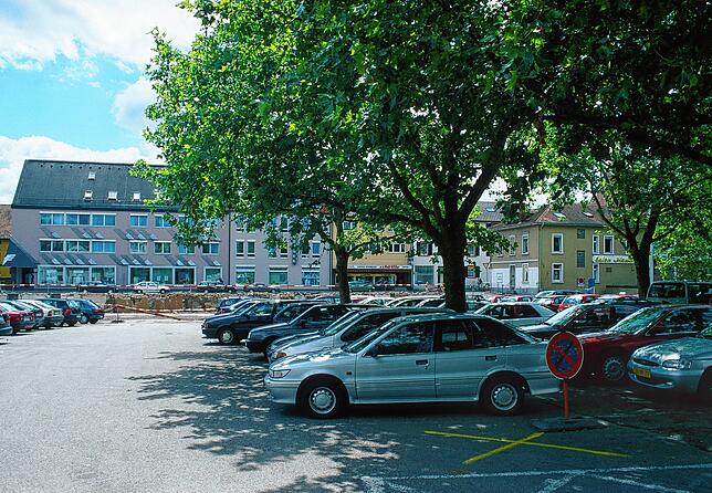 Der Parkplatz mit der Baustelle: Das abgerissene Vereinshaus gibt den Blick vom Parkplatz Lohgerbe frei auf die Schützenstraße und das ...