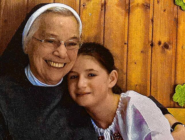 Sr. Itta van Berkum 2013 mit einem Mädchen im Kinderheim St. Nikolaus im Peciu Nou.