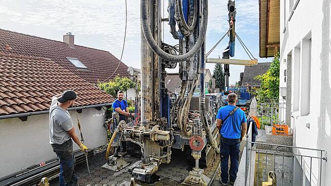 Hier geht es tief in die Erde. In Zwei-Meter-Stücken wird das Bohrgestänge bis auf 200 Meter verlängert.