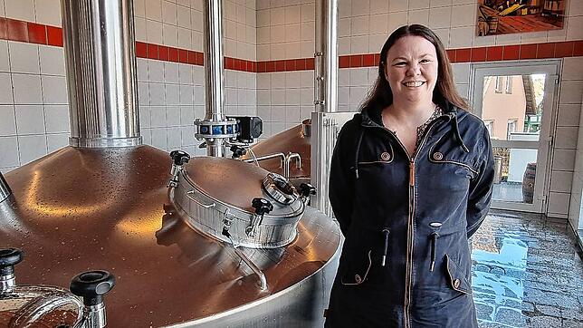 Eveline Kalb im 1998 erbauten Sudhaus der Bräunlinger Löwenbrauerei. Hier wird sie einigen SÜDKURIER-Lesern zeigen, wie dort das Bier ...