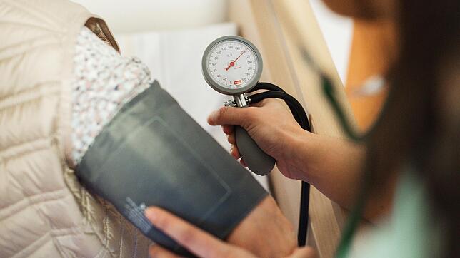 Ein erhöhter Blutdruck wird bei Menschen ab 80 Jahren als normal gesehen. Gesund ist er dennoch nicht in jedem Fall.