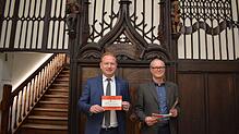 Vor historischer Kulisse im Überlinger Rathaus präsentieren OB Jan Zeitler (links) und Kulturreferent Michael Brunner das Programm für ...