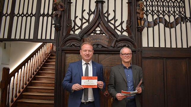 Vor historischer Kulisse im Überlinger Rathaus präsentieren OB Jan Zeitler (links) und Kulturreferent Michael Brunner das Programm für ...