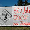 Nicht zu übersehen: die Anzeige am Ortseingang von Oberalpfen, die auf ein besonderes Ereignis hinweist. Bild: Manfred Dinort