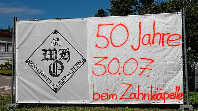 Nicht zu übersehen: die Anzeige am Ortseingang von Oberalpfen, die auf ein besonderes Ereignis hinweist. Bild: Manfred Dinort