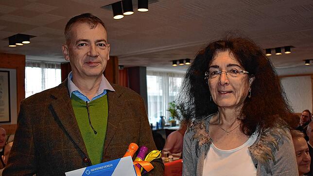 Ortsvorsteherin Marianne Buchmüller würdigte die Verdienste ihres Amtsvorgängers und überreichte ihm als Zeichen des Dankes einen ...