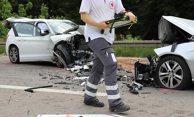 Ein Großaufgebot an Rettungskräften war nach dem Zusammenstoß der beiden Autos im Einsatz.